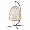 Fauteuil suspendu de jardin œuf en résine tressée PE naturel avec support acier noir et coussins écru 105 x 95 x 195 cm