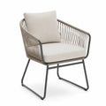 Fauteuil de jardin en résine tressée beige et structure acier avec coussins écrus et pieds gris